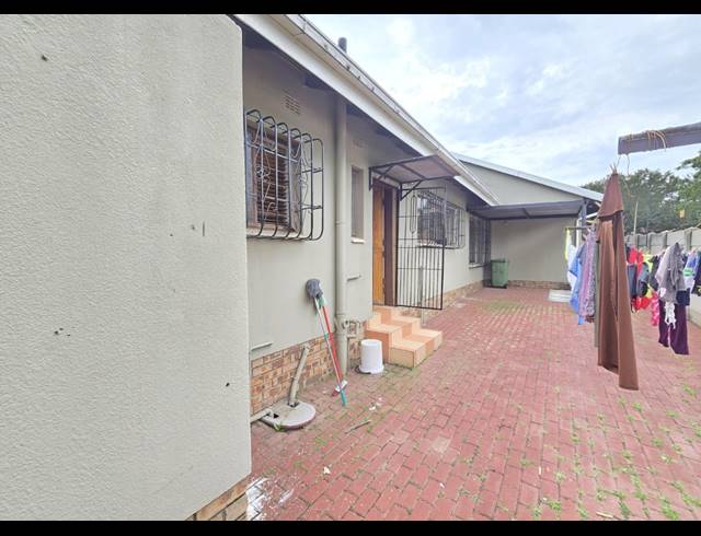 3 BEDROOM FREEHOLD FOR SALE IN BRACKENHURST